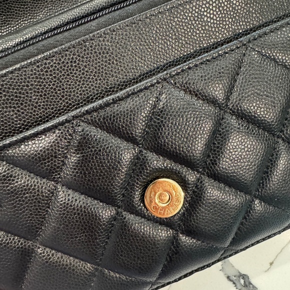 Chanel on wallet - Picture 5 of 8